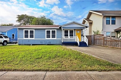 Cute coastal cottage ready for new owners!! Home has original - photo 1
