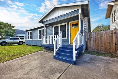 Cute coastal cottage ready for new owners!! Home has original - photo 2