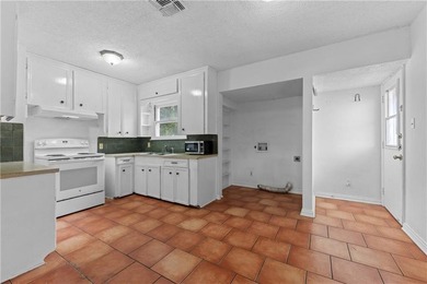 Cute coastal cottage ready for new owners!! Home has original - photo 5