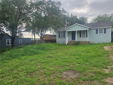 Country living in City, cute home on almost 1/2 acre, 2 bedrooms - photo 1