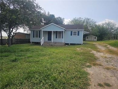 Country living in City, cute home on almost 1/2 acre, 2 bedrooms - photo 3