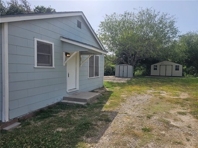 Country living in City, cute home on almost 1/2 acre, 2 bedrooms - photo 4