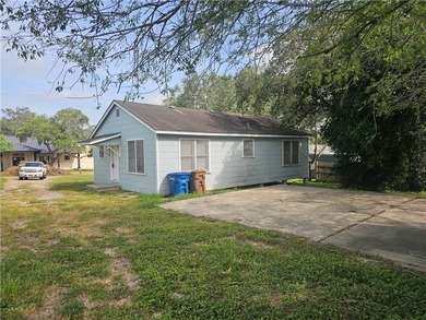 Country living in City, cute home on almost 1/2 acre, 2 bedrooms - photo 5