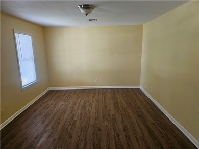 Country living in City, cute home on almost 1/2 acre, 2 bedrooms - photo 9