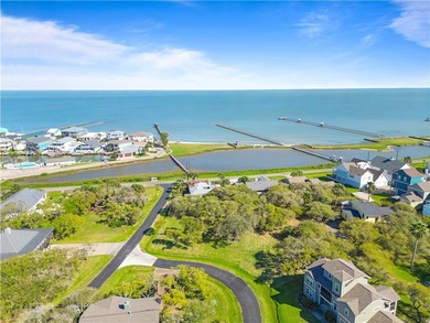 Nestled among Rockport's iconic, wind-sculpted live oak trees - photo 4