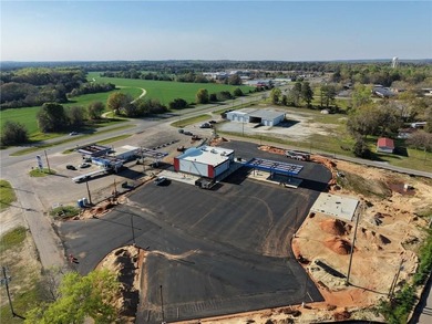 This prime commercial property presents an outstanding - photo 1