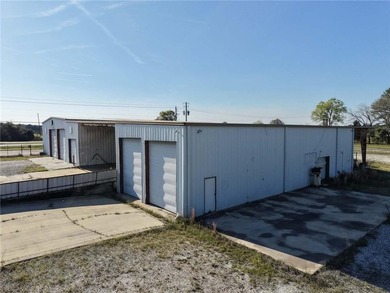 This prime commercial property presents an outstanding - photo 4