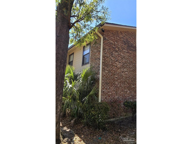 Welcome to this beautifully maintained 2-bedroom, 2-bath condo - photo 4