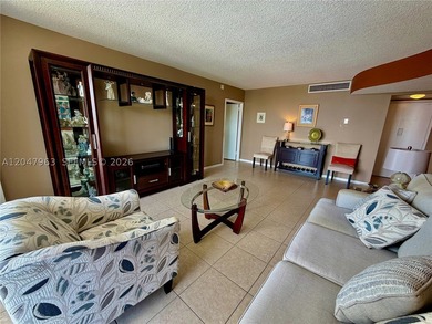 Welcome home to this spacious, and amazing 1/1.5 with water - photo 21