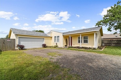 Situated on a spacious 0.31-acre lot in Flour Bluff, this - photo 1