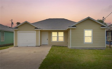 Freshly painted 3-bedroom, 2-bath home featuring an open floor - photo 2