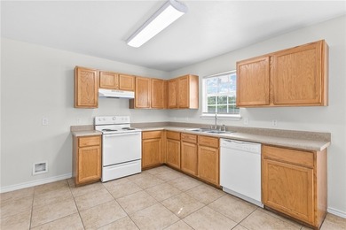 Freshly painted 3-bedroom, 2-bath home featuring an open floor - photo 4