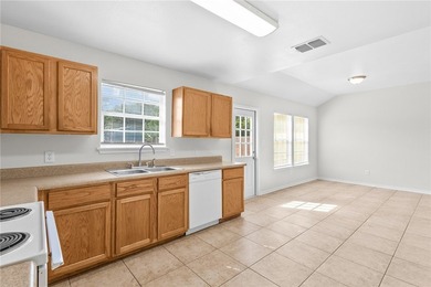 Freshly painted 3-bedroom, 2-bath home featuring an open floor - photo 5