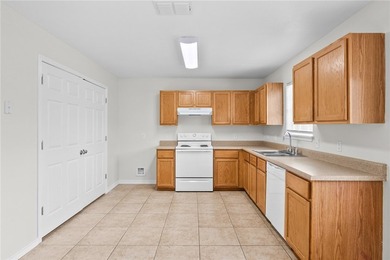 Freshly painted 3-bedroom, 2-bath home featuring an open floor - photo 6