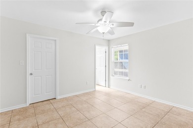 Freshly painted 3-bedroom, 2-bath home featuring an open floor - photo 8