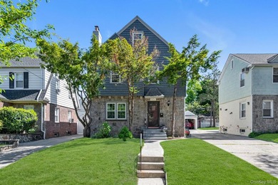Beautiful Detached Colonial Single Family Home in Prime Bayside - photo 3