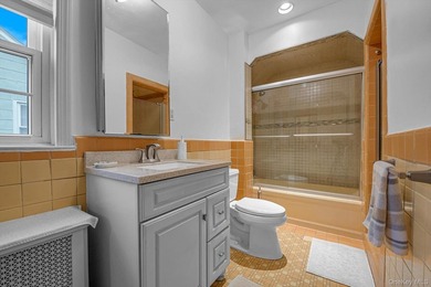 Beautiful Detached Colonial Single Family Home in Prime Bayside - photo 10