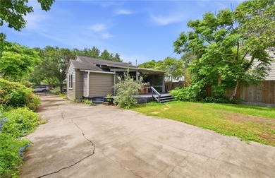 Ideally situated in the heart of Del Mar, this cozy and historic - photo 12