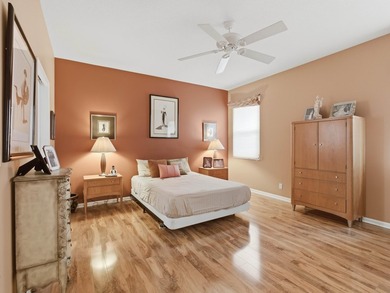 Beautiful lakefront villa with abundant natural light and a - photo 14