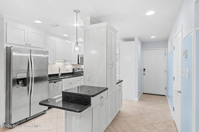 Beautiful Ground Floor 2 bedroom, 2 bath unit located in a - photo 3