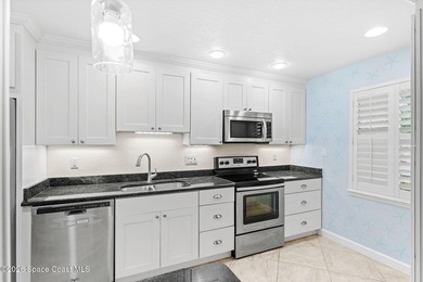 Beautiful Ground Floor 2 bedroom, 2 bath unit located in a - photo 4