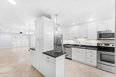 Beautiful Ground Floor 2 bedroom, 2 bath unit located in a - photo 5