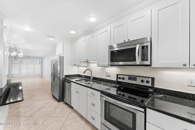 Beautiful Ground Floor 2 bedroom, 2 bath unit located in a - photo 6
