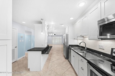 Beautiful Ground Floor 2 bedroom, 2 bath unit located in a - photo 7