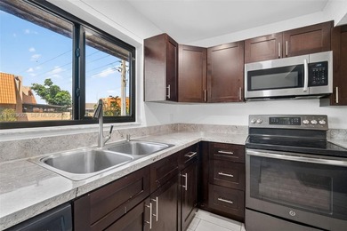 (private lake, pond, coastal) Townhome/Townhouse For Sale in Pembroke Pines Florida