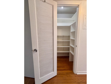 This 1st floor unit has a freshly painted interior and is a safe - photo 12