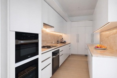 Set within one of Tribeca's most coveted waterfront enclaves - photo 6