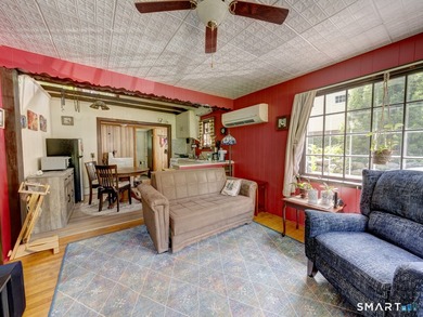 Cute as a button and full of charm, this well-maintained - photo 15