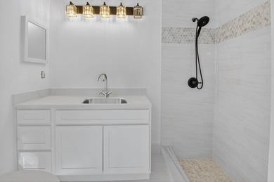 Newly renovated and ready to impress! Beautifully updated - photo 15