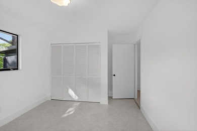 Newly renovated and ready to impress! Beautifully updated - photo 18