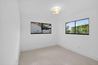 Newly renovated and ready to impress! Beautifully updated - photo 19