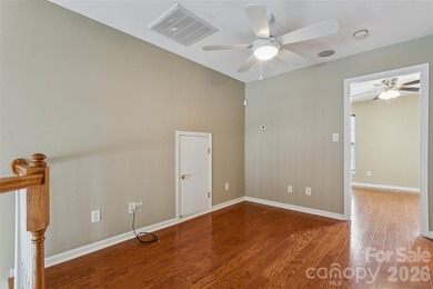 Beautiful 1.5-story home in the popular Villas of Sun Valley! - photo 11