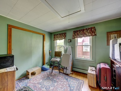 Charming 2-bedroom ranch-style home on a lovely lake offers a - photo 14