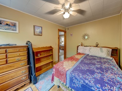 Charming 2-bedroom ranch-style home on a lovely lake offers a - photo 18