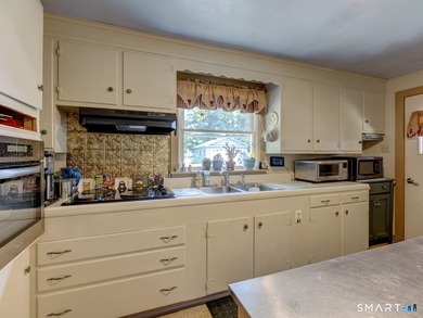Charming 2-bedroom ranch-style home on a lovely lake offers a - photo 20