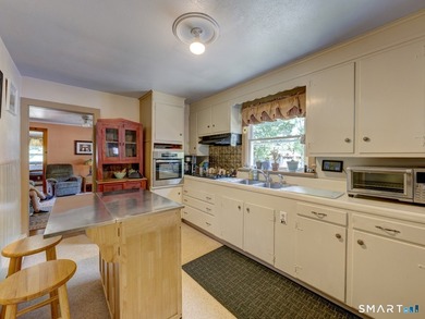 Charming 2-bedroom ranch-style home on a lovely lake offers a - photo 21
