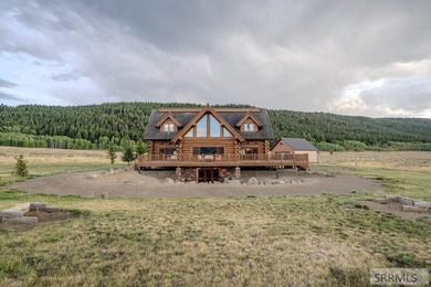 Turnkey luxury log home situated on 5 fenced acres with - photo 2
