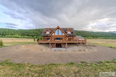 Turnkey luxury log home situated on 5 fenced acres with - photo 3