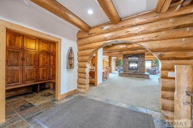 Turnkey luxury log home situated on 5 fenced acres with - photo 5