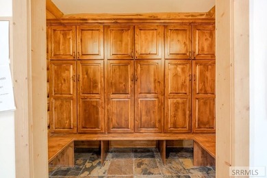 Turnkey luxury log home situated on 5 fenced acres with - photo 6