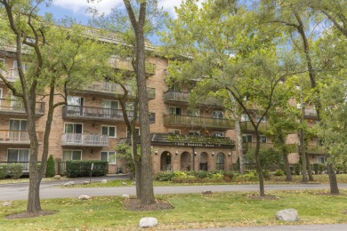 Lake Condo For Sale in Downers Grove, Illinois