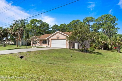 RARE find! This well-maintained 3/2/2 home sits on a half-acre - photo 5