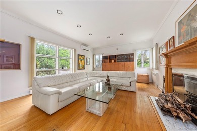 Welcome to a rare and private retreat in the heart of Great Neck - photo 2