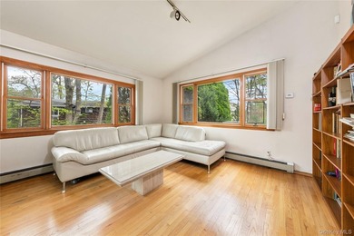 Welcome to a rare and private retreat in the heart of Great Neck - photo 7