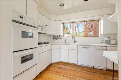Welcome to a rare and private retreat in the heart of Great Neck - photo 8