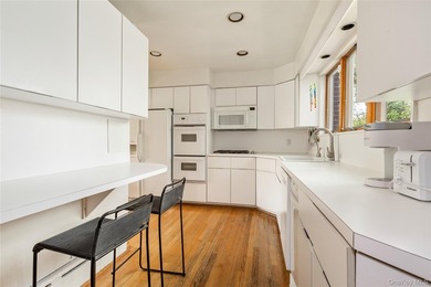 Welcome to a rare and private retreat in the heart of Great Neck - photo 9